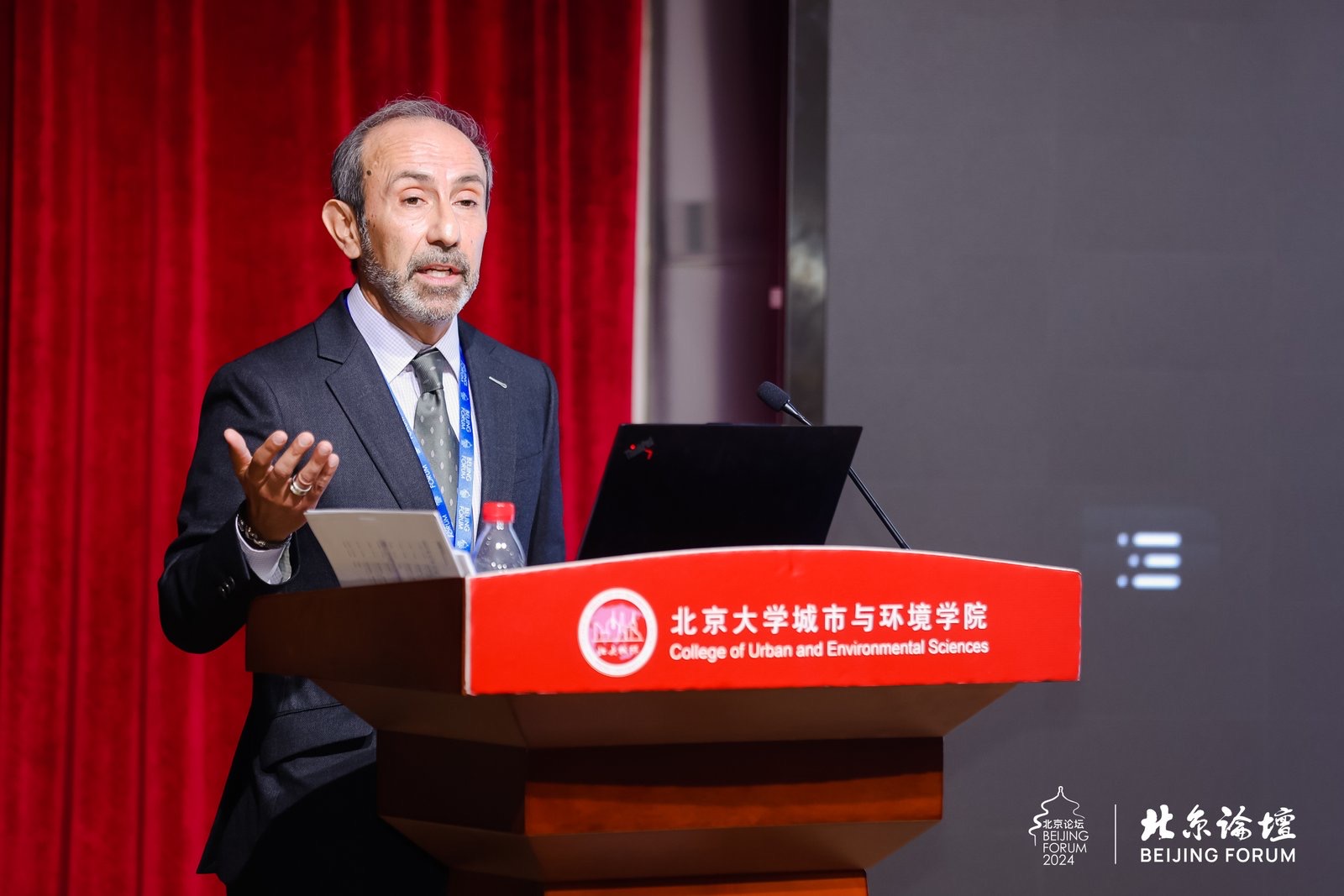 Enrique Silva發(fā)表演講.jpg